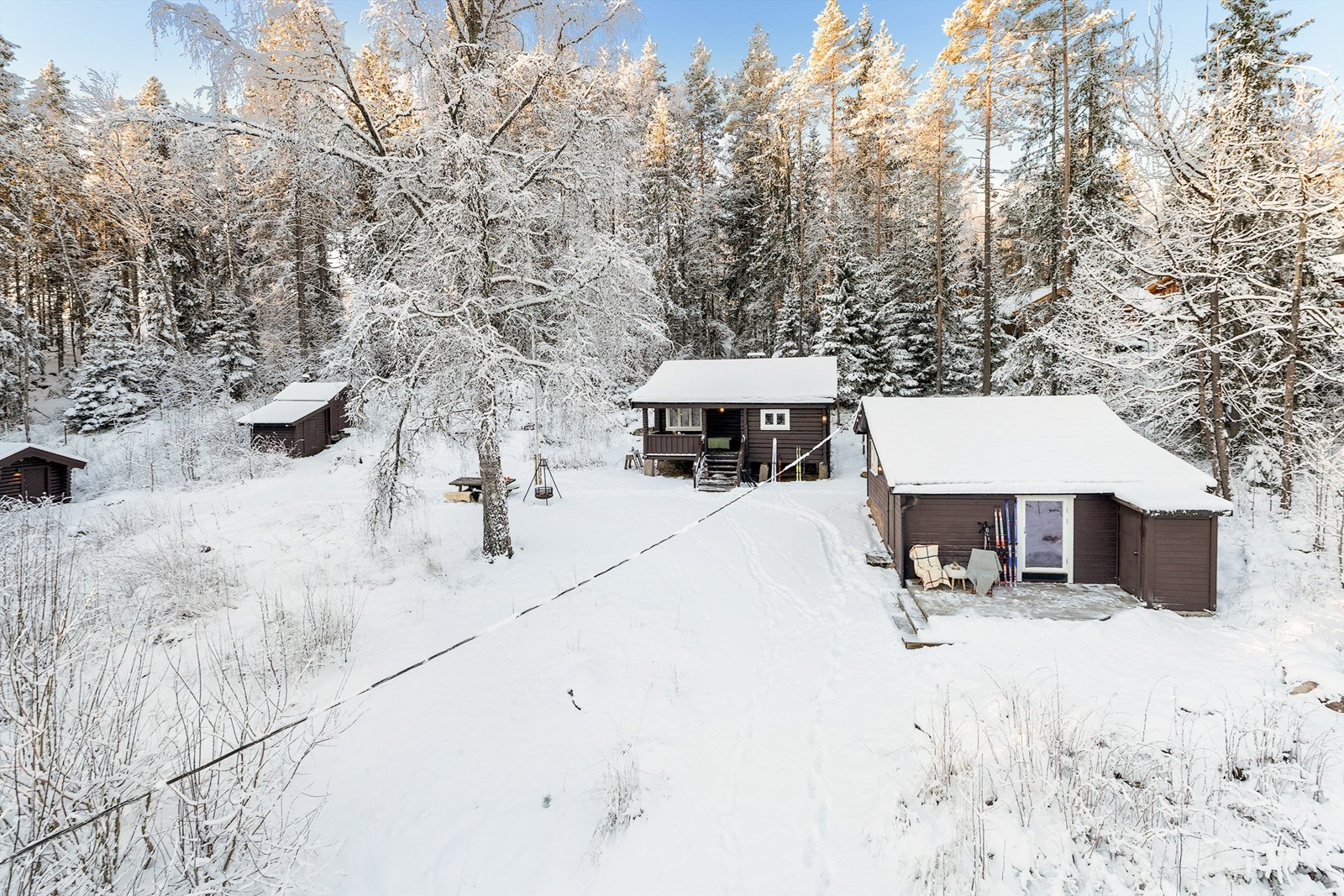 Rolig uteområde i naturskjønne omgivelser. Galleribilde