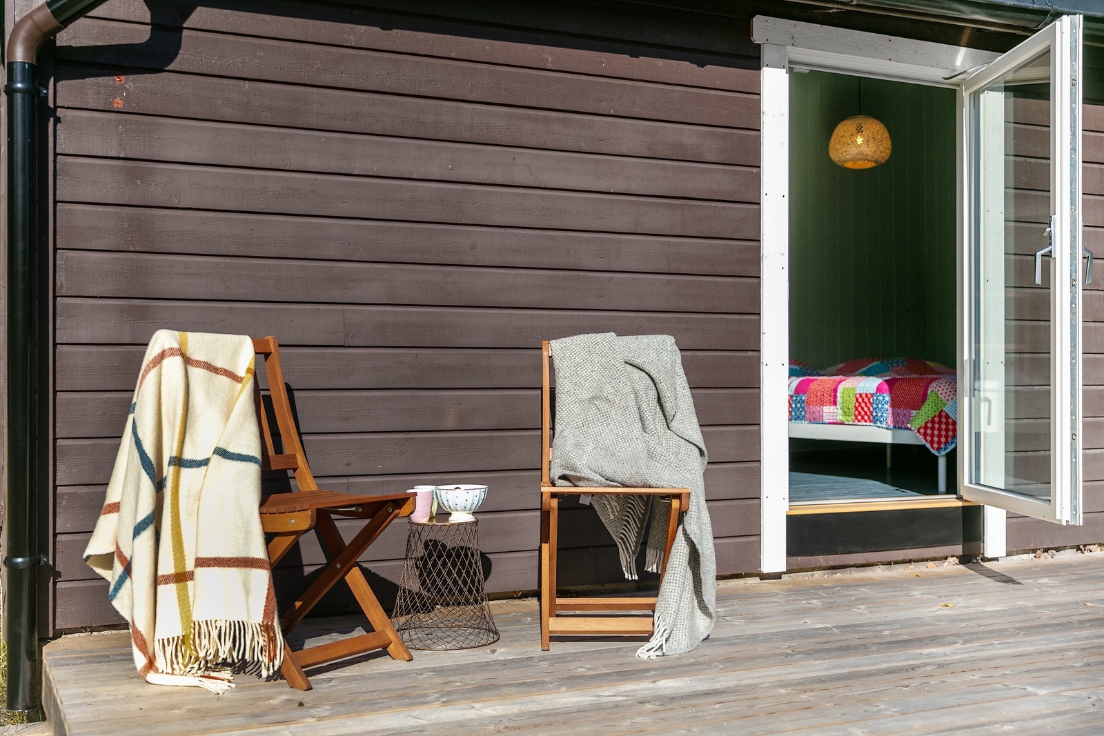 Fra det største soverommet i annekset er det utgang til en østvendt markterrasse på ca. 8 kvm - et lunt sted for morgenkaffen og rolige stunder i naturen Galleribilde