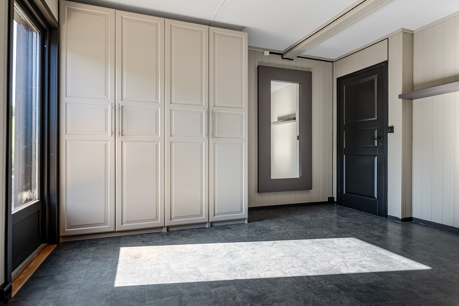 Soverommet har mye skapplass. Galleribilde