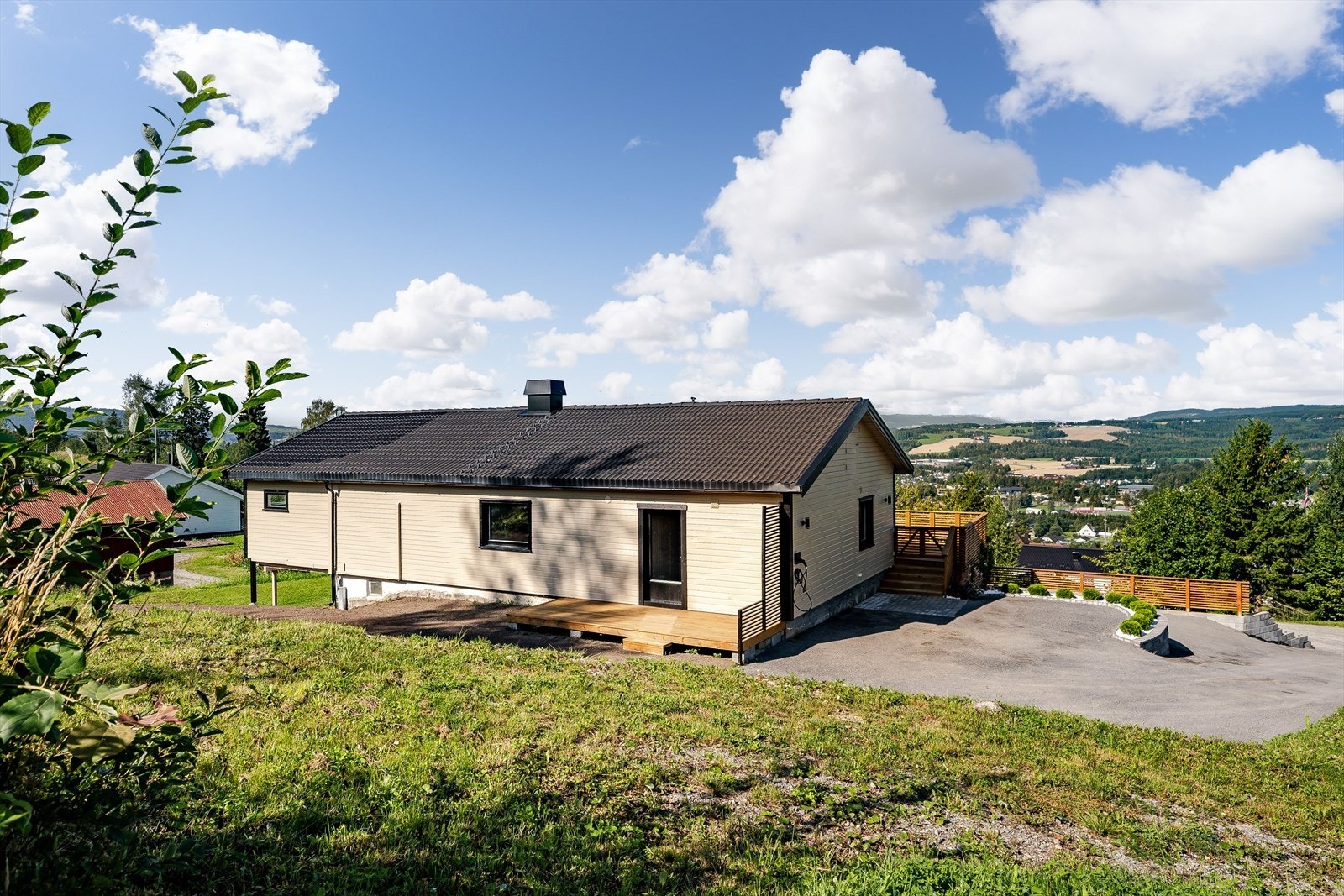 Boligen har elbillader og gruset gårdsplass. Galleribilde