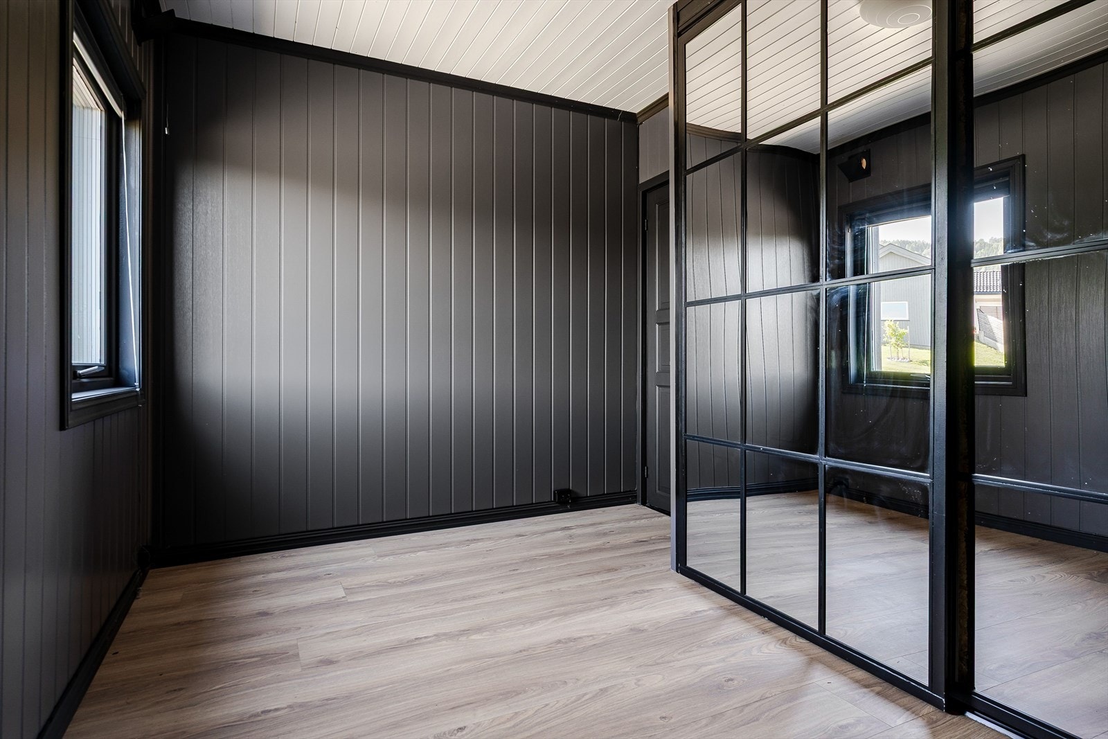 Soverom 2 med skyvedørsgarderobe. Galleribilde