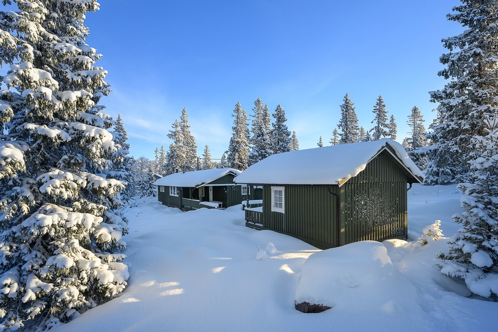 Hytta ligger innerst i blindvei i stille og rolige omgivelser. Nærmeste nabo er skiløypa. Barnevennlige omgivelser i forholdsvis flatt terreng. Galleribilde