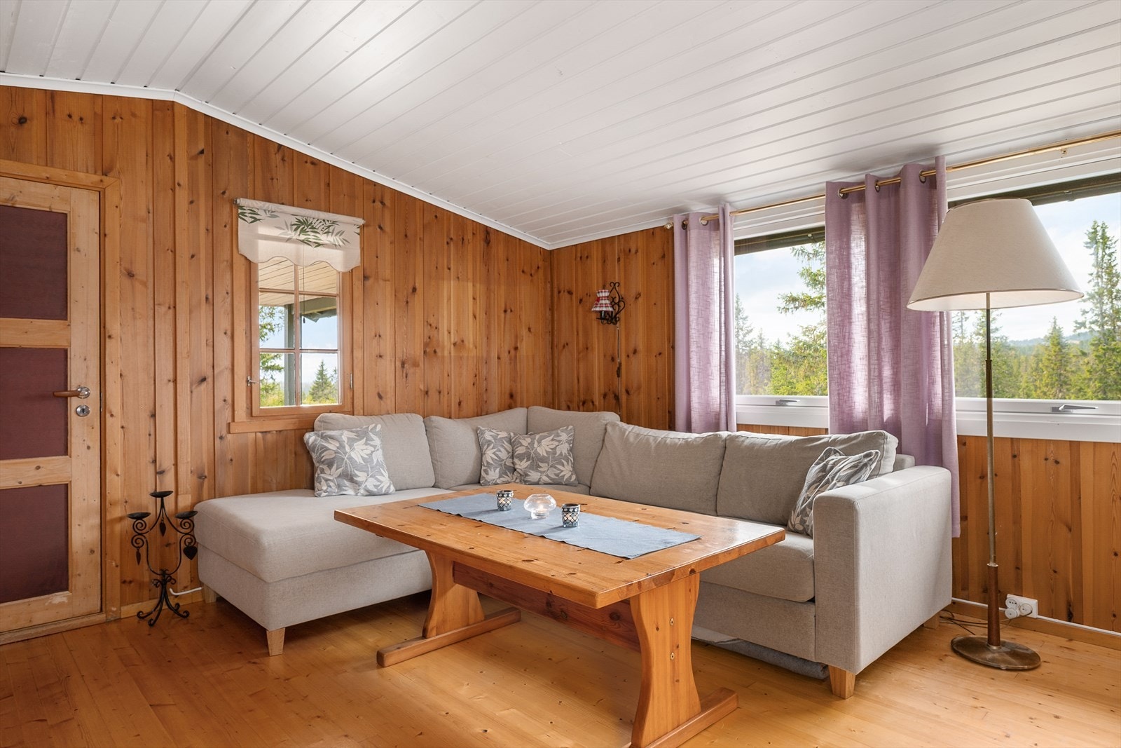 Vinduene slipper inn fint og naturlig lys i stua og bidrar til en god romfølelse. Galleribilde