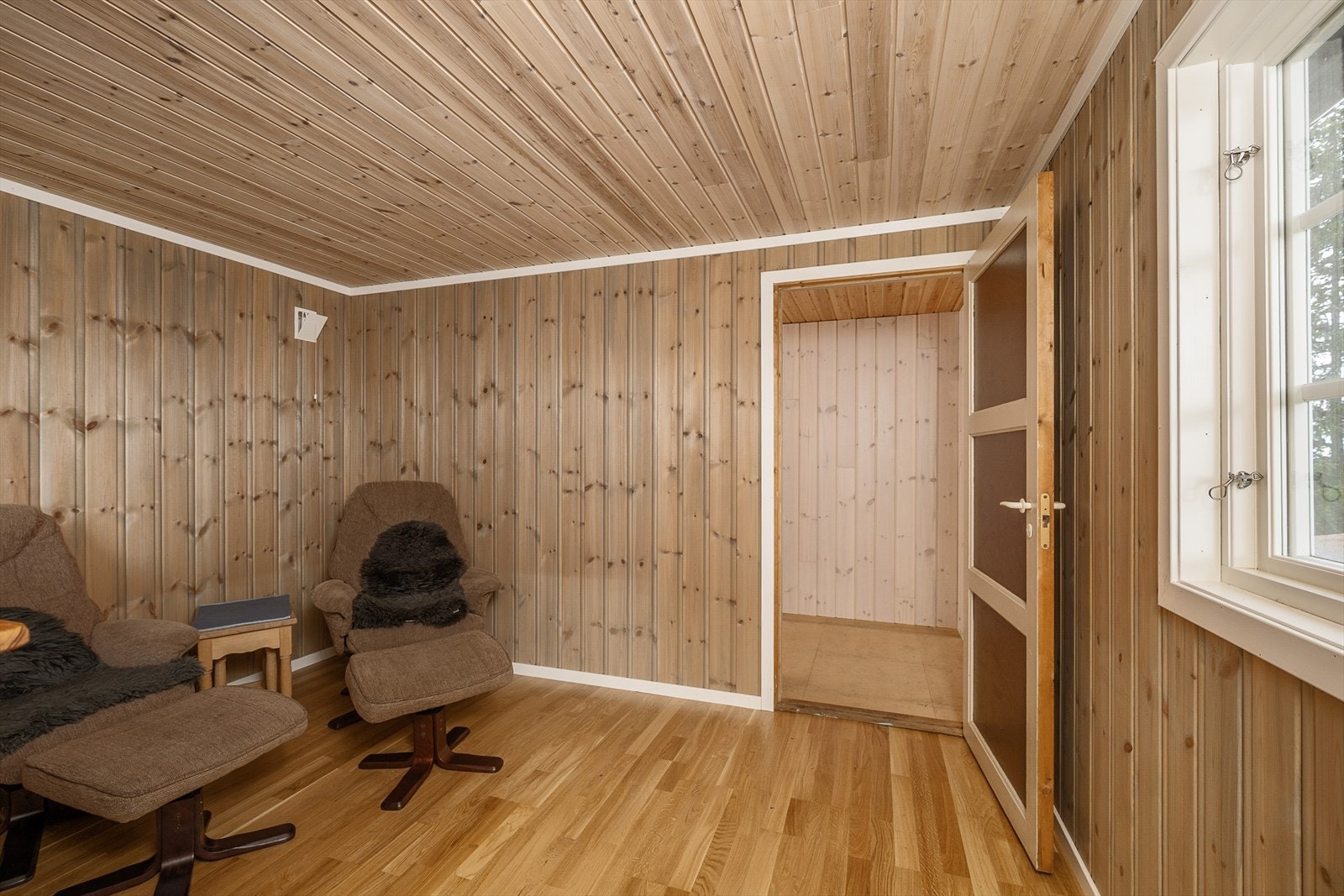 Parkettgulv og panel på vegger og i tak. Galleribilde