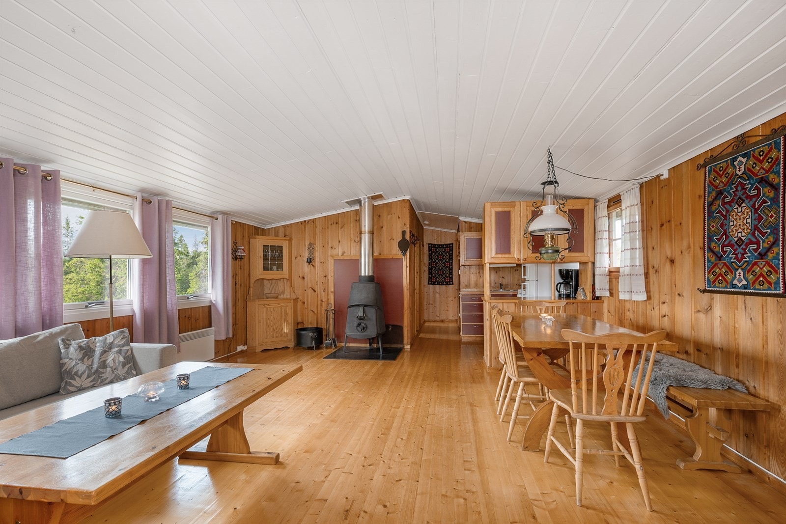 Trivelig og åpen stue med plass til salong og spisestue. Galleribilde