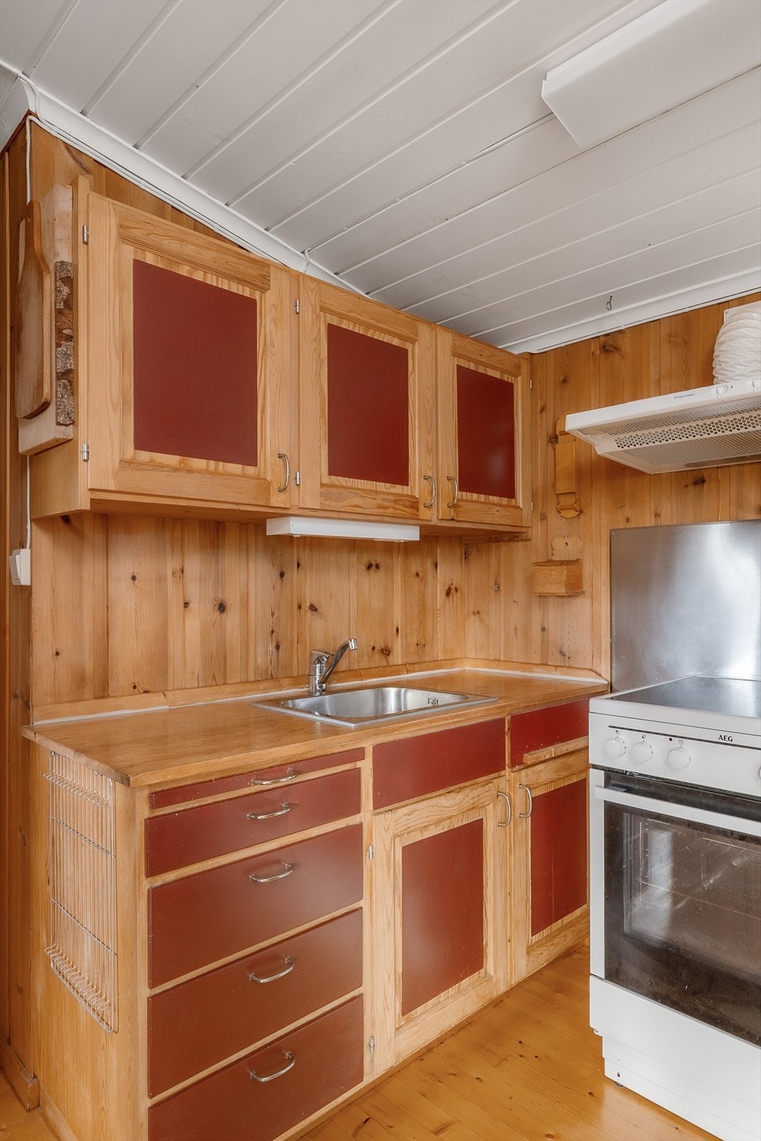 Skap og skuffer for oppbevaring i kjøkkeninnredningen. Galleribilde