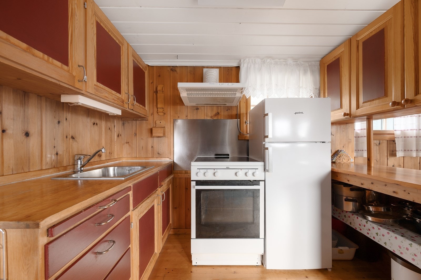 Det er plass til både komfyr og kjøleskap. Elektrisk avtrekk over komfyren. Galleribilde