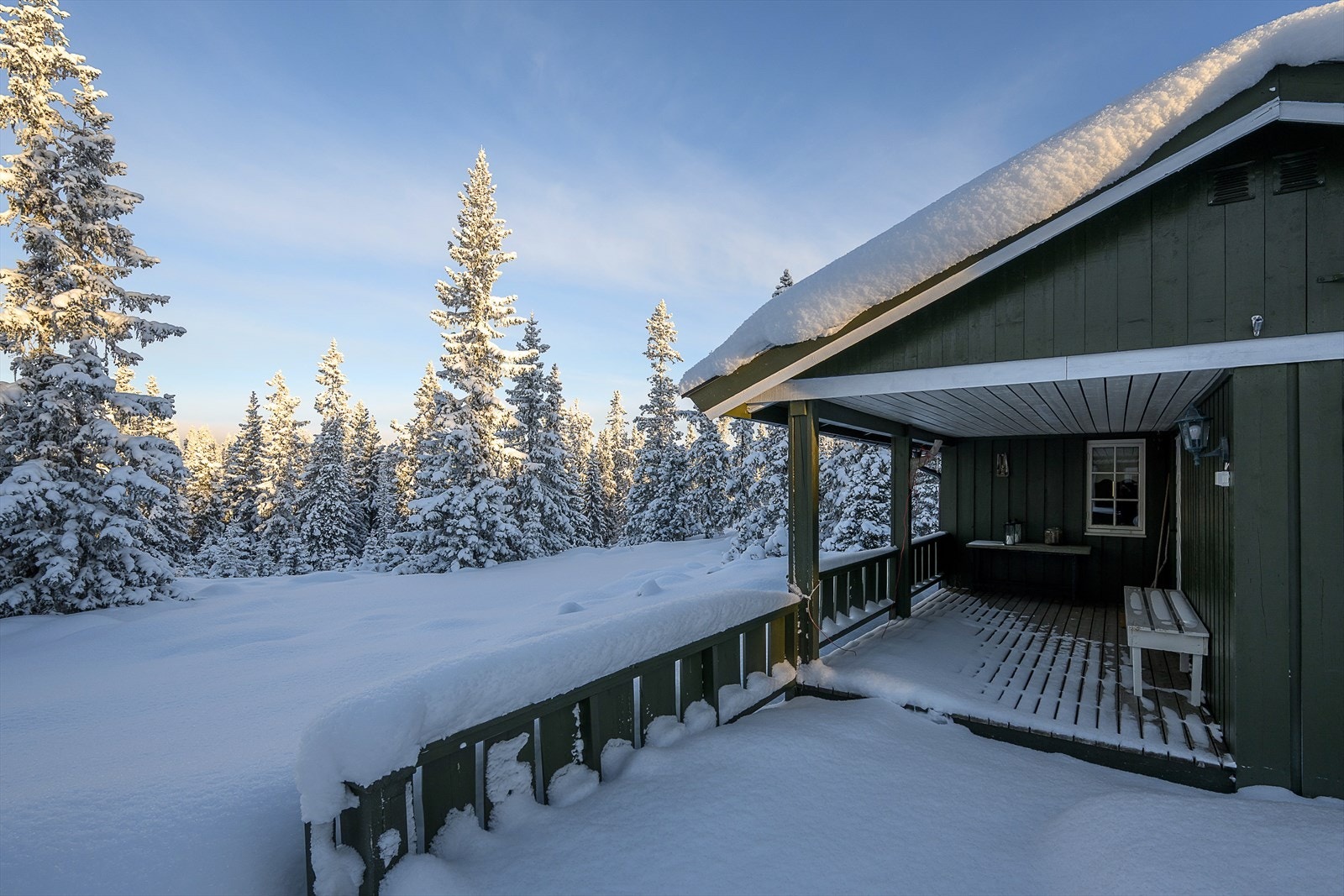 Overbygget inngangsparti som ønsker velkommen inn! Galleribilde