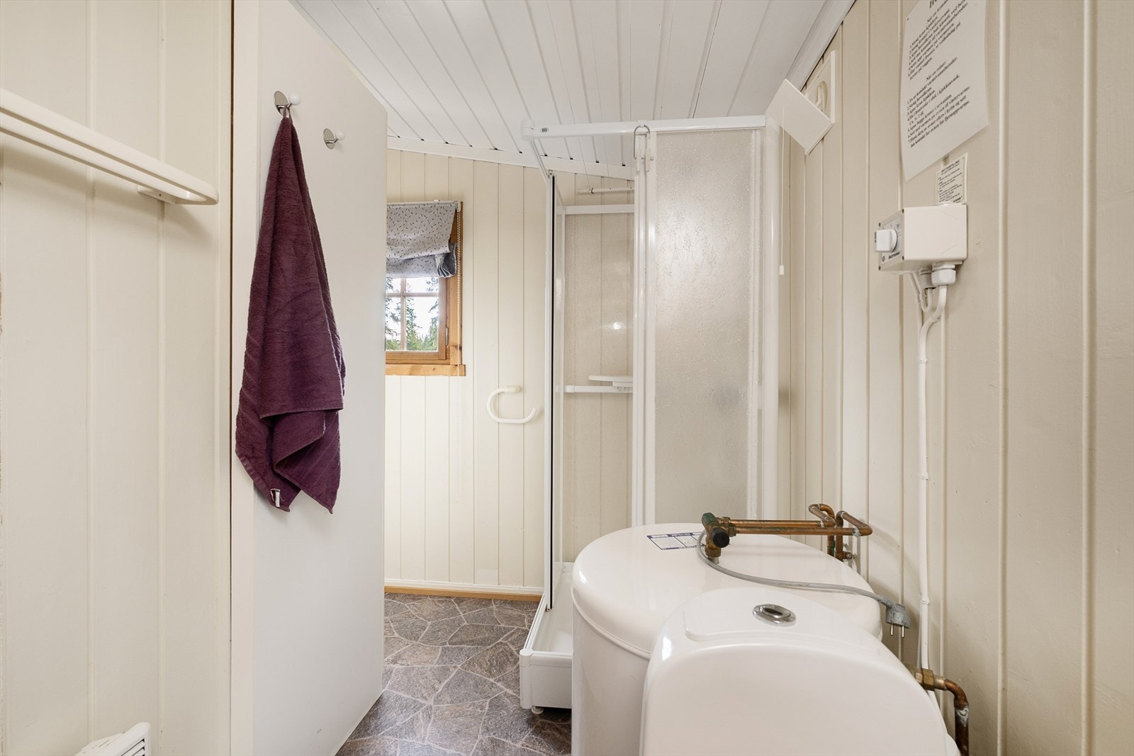 Badet er utstyrt med en varmtvannsbereder på 116L. Galleribilde