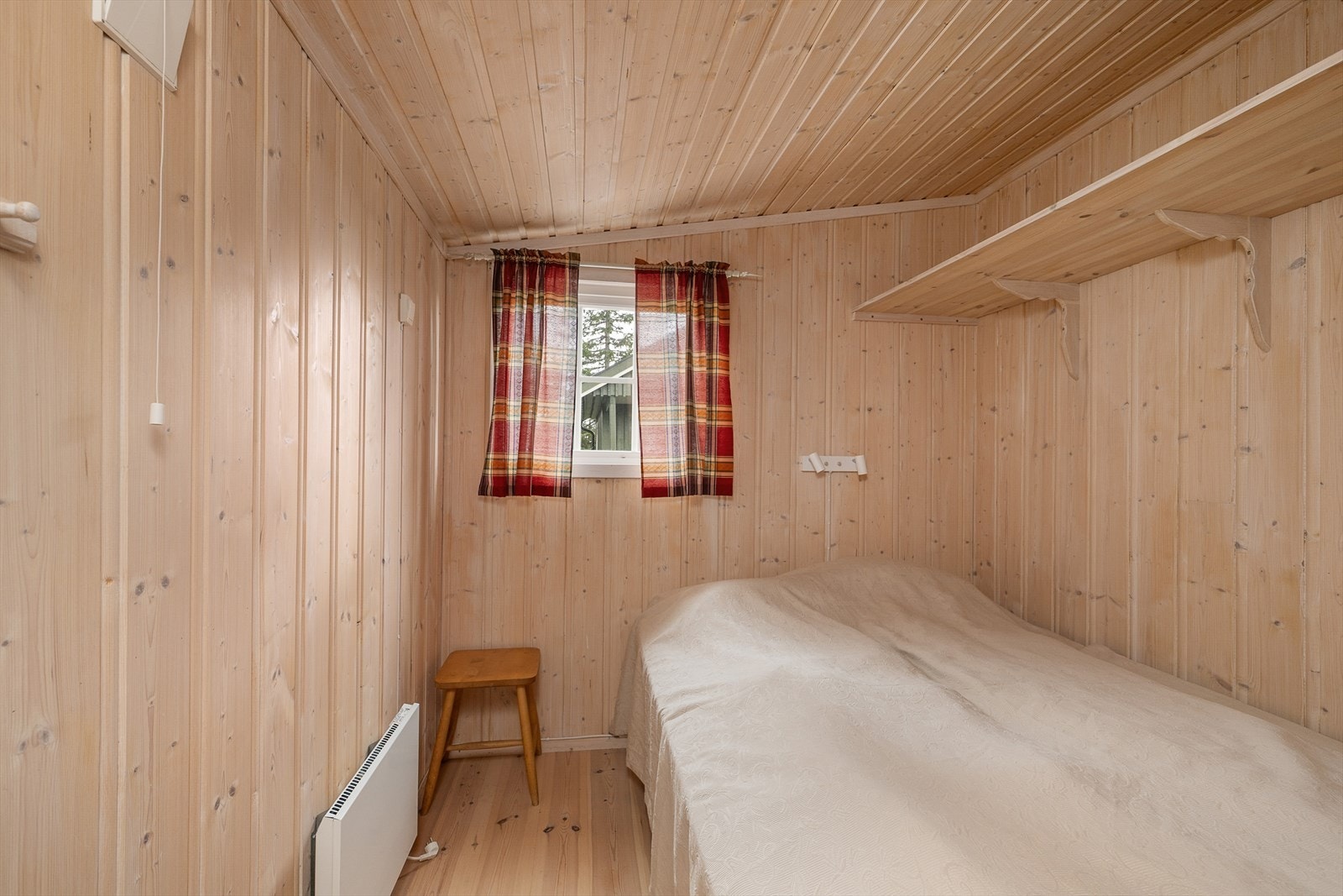 Hytta har totalt tre soverom. Hovedsoverommet er innredet med dobbeltseng. Behanldet panel på vegger og i tak. Galleribilde