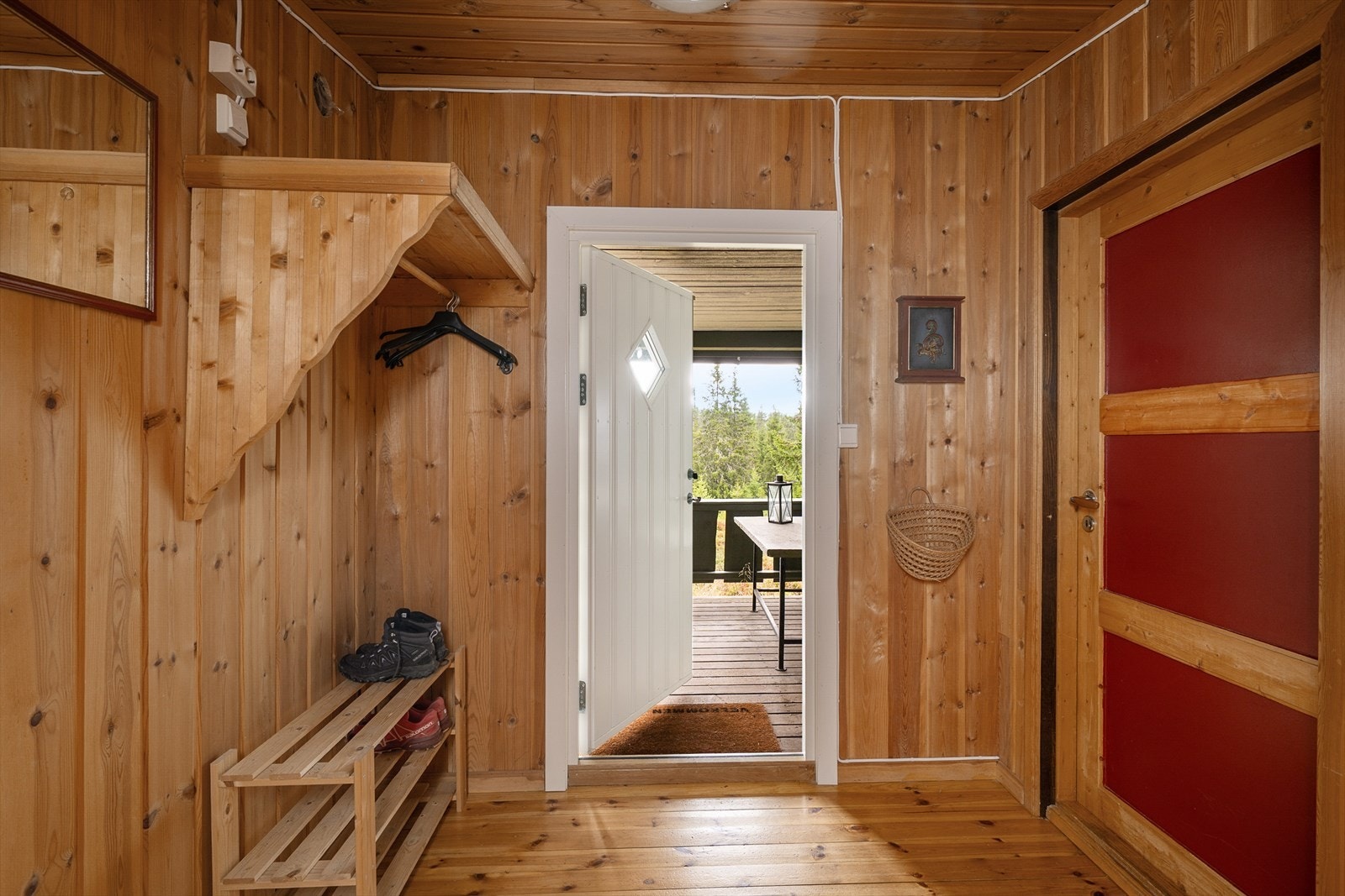 Praktisk gang med oppheng for yttertøy og sko, samt direkte tilgang til romslig bod. Galleribilde