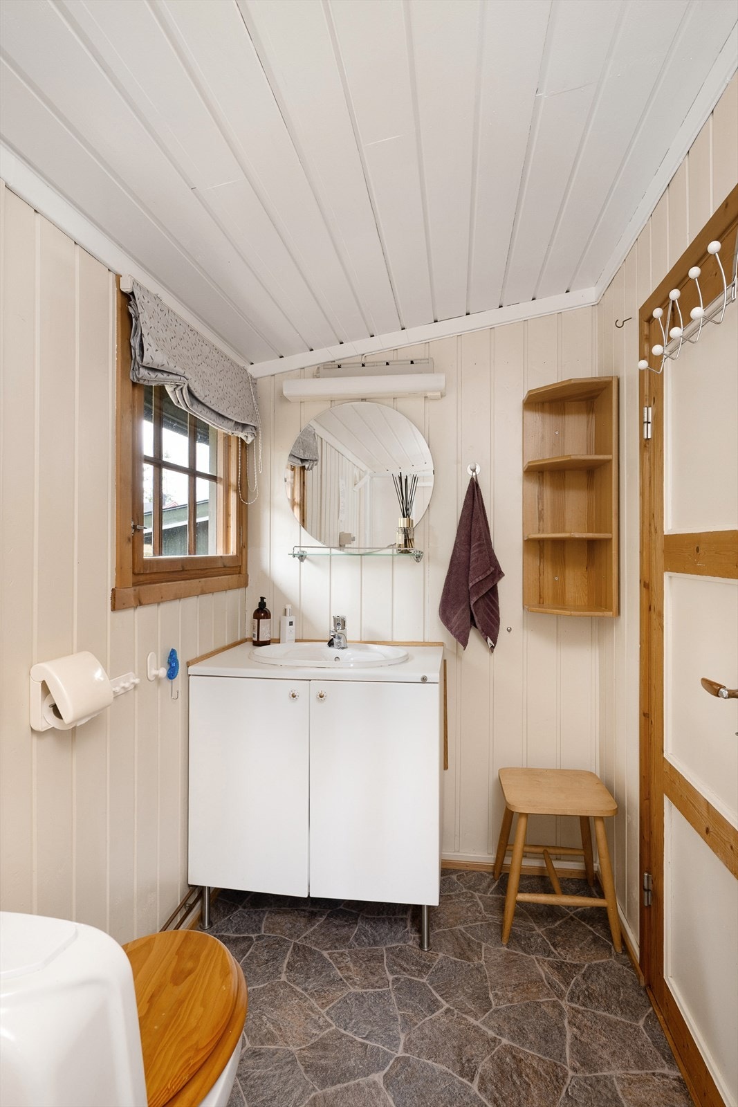 Badet ble oppført i 2004 og har panelte vegger og tak. Utstyrt med dusjhjørne, WC og servantinnredning. Belegg å gulv. Galleribilde