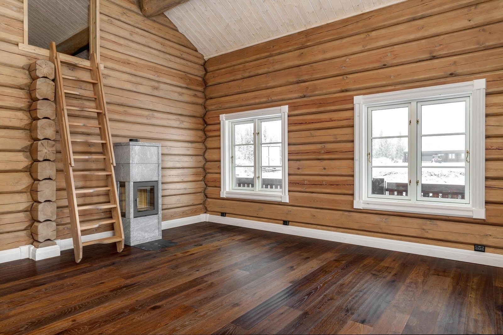 Stue med stige opp til hemsen. Galleribilde