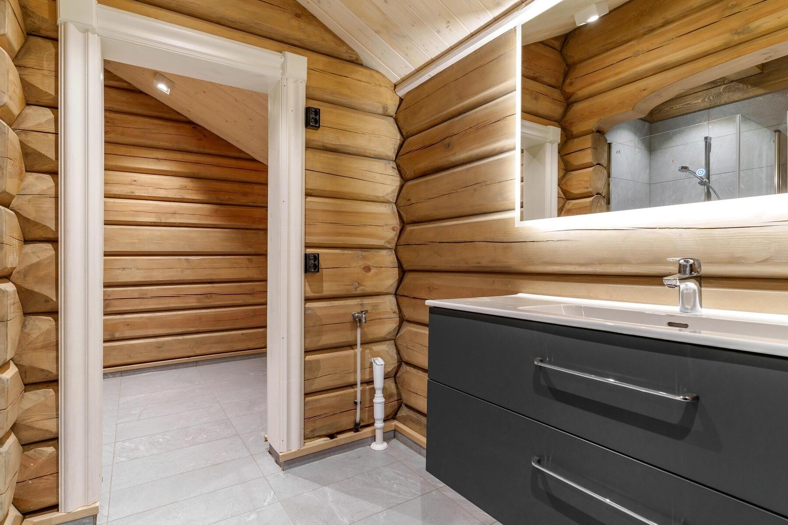 Det er mulighet for badstue eller bod. Badet har opplegg for vaskemaskin. Galleribilde