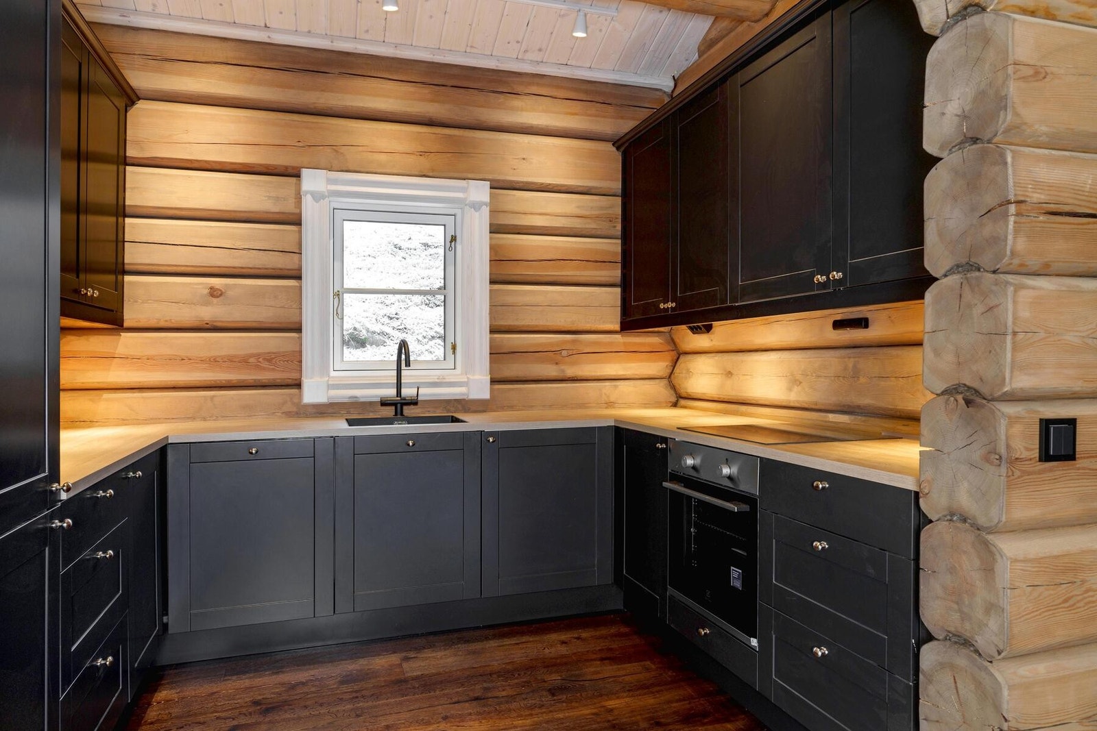 Delikat kjøkken fra Strai med integrerte hvitevarer, god benkeplass, over- og underskap. Galleribilde