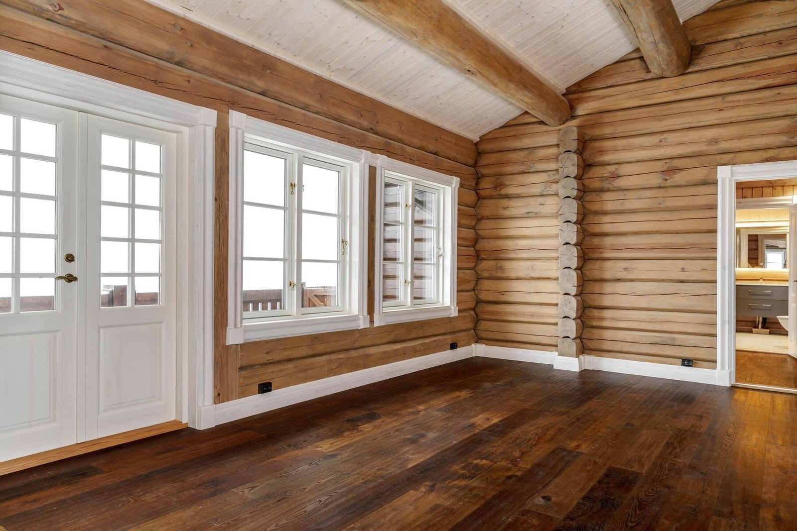 Det er god plass til langbord. Fra spisestuen er det utgang til terrassen. Galleribilde