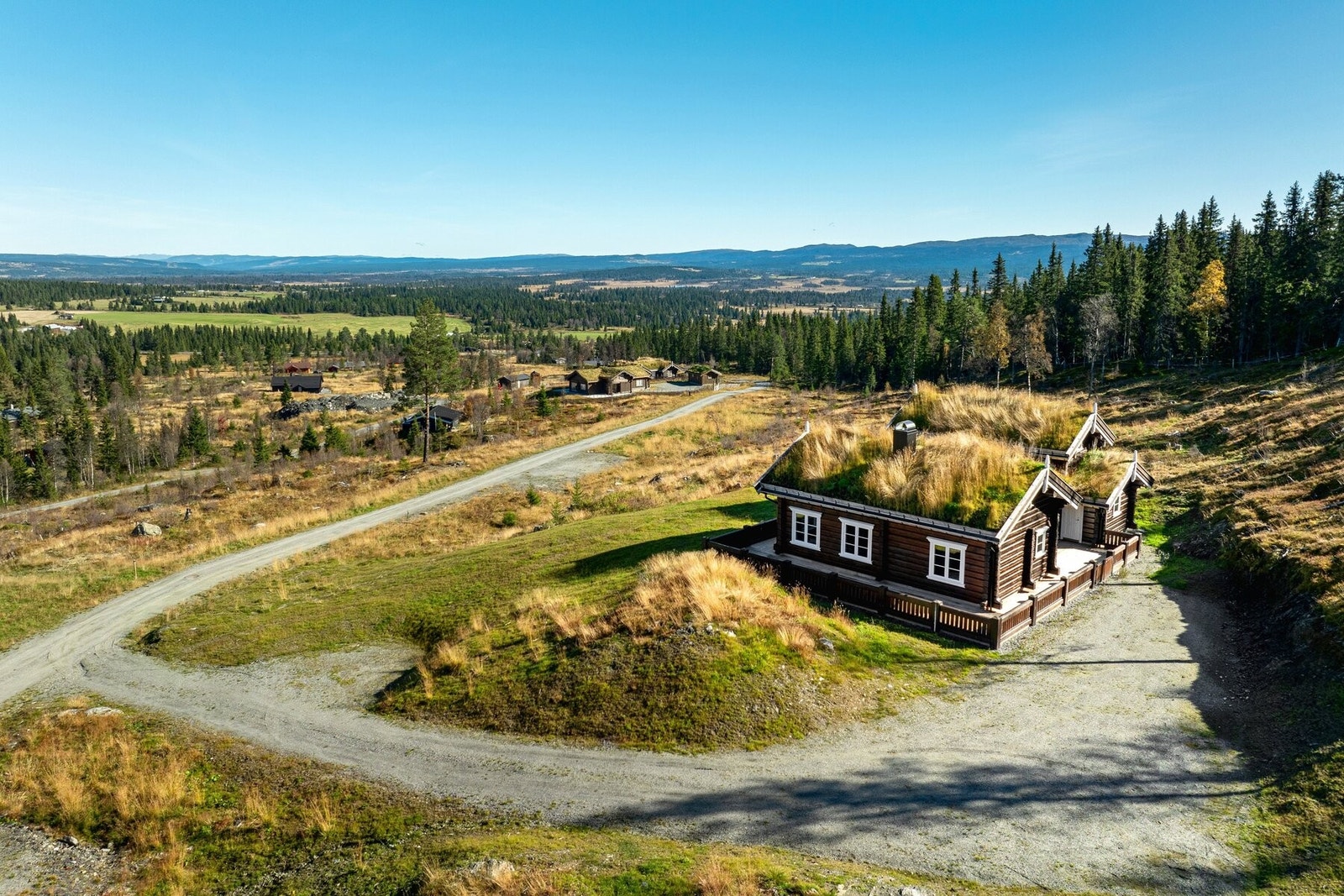 Hytta ligger fritt og fint til med vid og fin utsikt utover Golsfjellet! Galleribilde