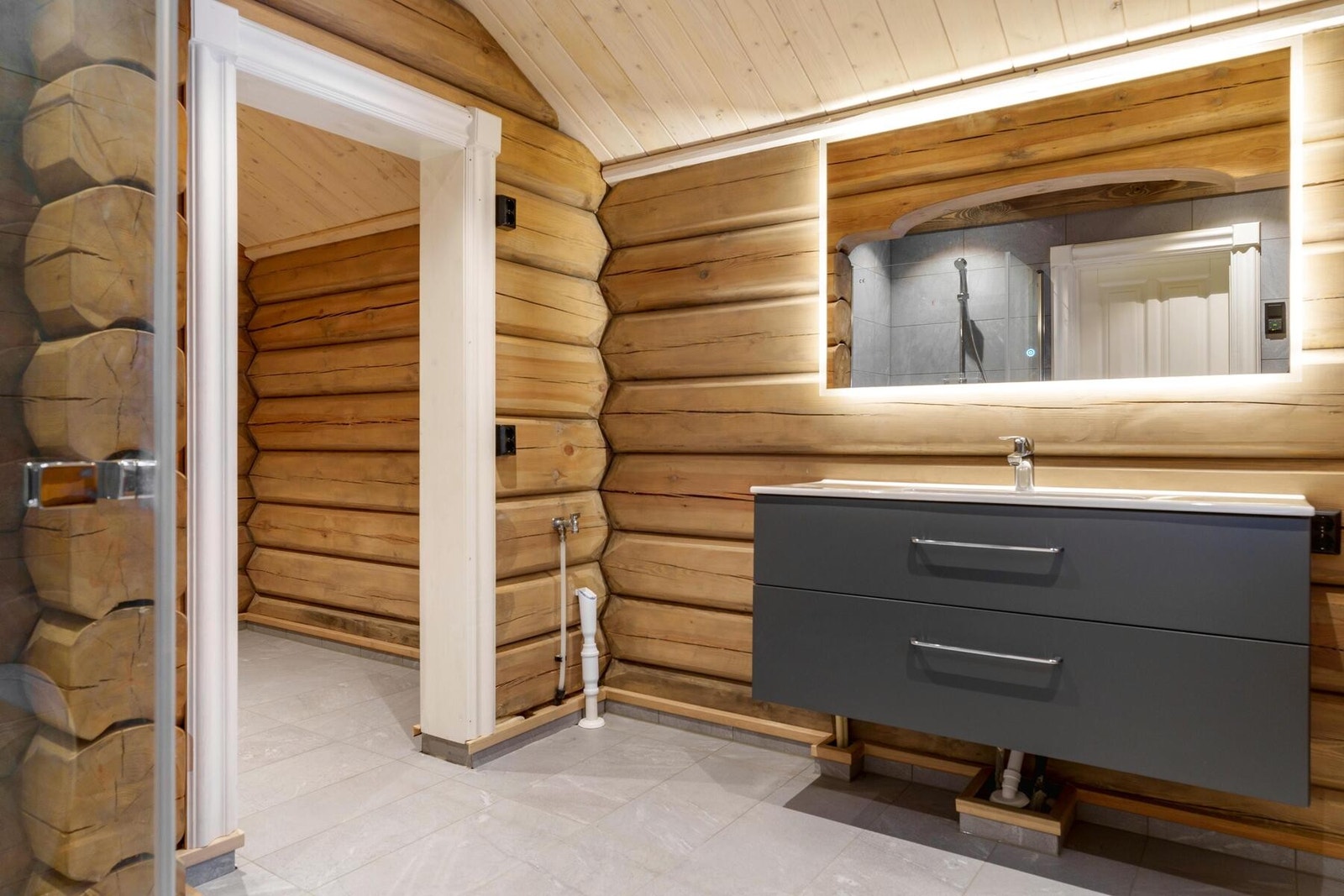 Hovedbad med flislagt gulv og tømmervegger, som gir det gode hyttepreget. Galleribilde