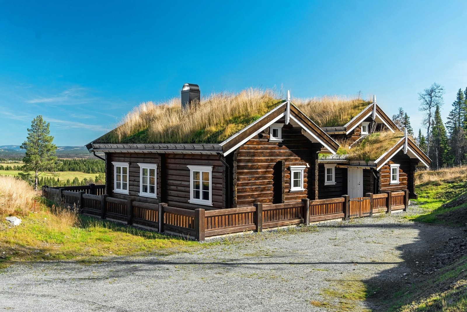 Tomtens størrelse er på ca. 2 118 m2 med god plass til parkering og flere muligheter. Galleribilde