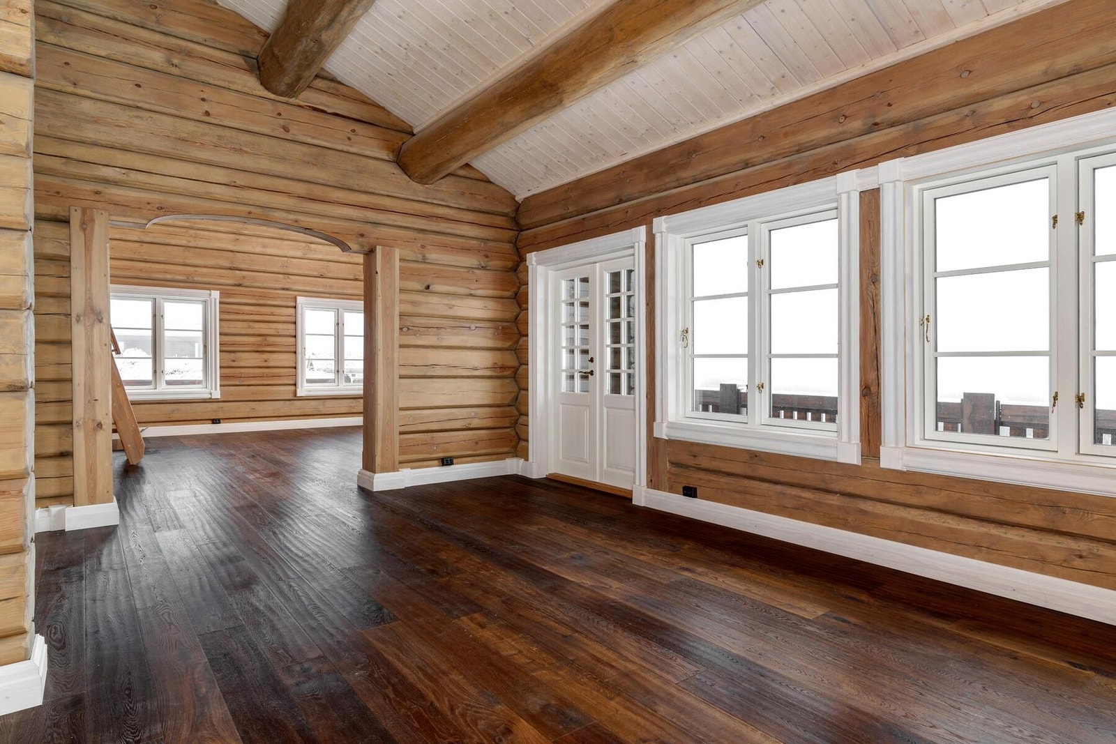 Fra entréen kommer man inn til en stor spisestue. Galleribilde