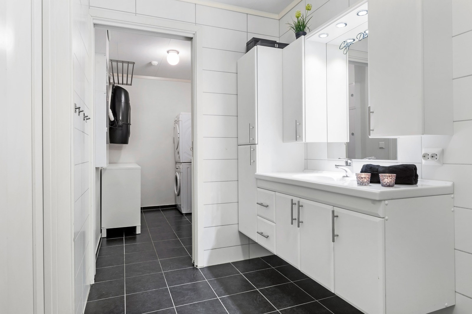 Baderomsinnredningen har godt med oppbevaringsplass, vegghengt speil med overlys Galleribilde