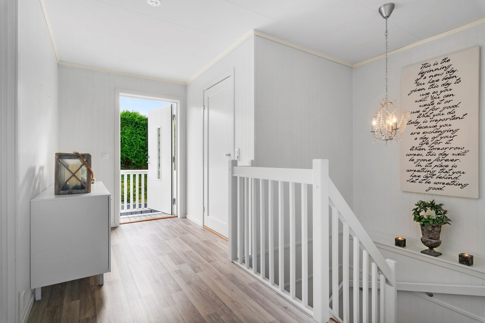 Videre fra trappeløp og gang er det tilkomst til soverom til venstre, bad til høyre og direkte utgang til uteplass rett frem Galleribilde