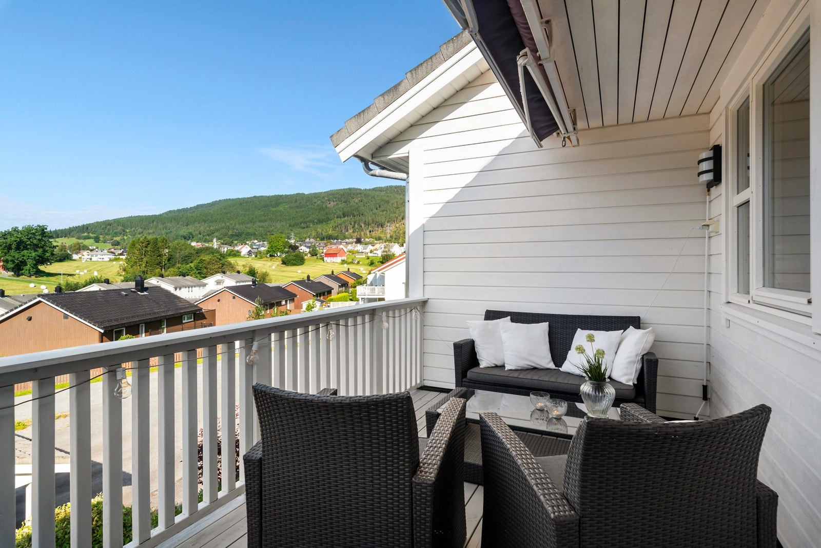 Fra rommet er det direkte utgang til vestvendt veranda på ca 9m². Her er det sol fra ca klokken 12 til utover kvelden i følge selger. Verandaen har installert utebelysning og utvendig stikkontakt Galleribilde