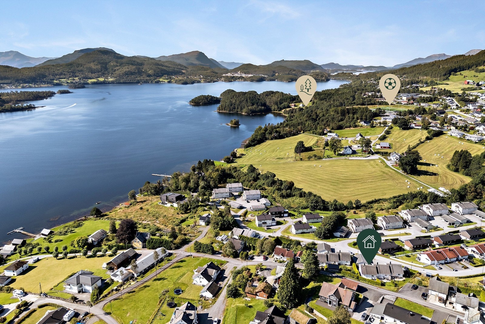 Til sentrum av Skodje er det ca 1 km til. I sentrum finner man dagligvarebutikk, barnehage, skoler, kulturhus, samt Skodje Stadion med flott turløype som prepareres til langrennsløype om vinteren Galleribilde