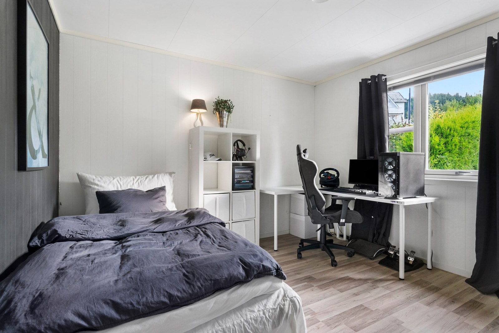 Soverom III: ligger i hoved/2.etasje, med vindusflate mot øst. Rommet har god plass og er i dag innredet med seng, oppbevaringsmøbel og kontorplass på sine ca 12m² Galleribilde