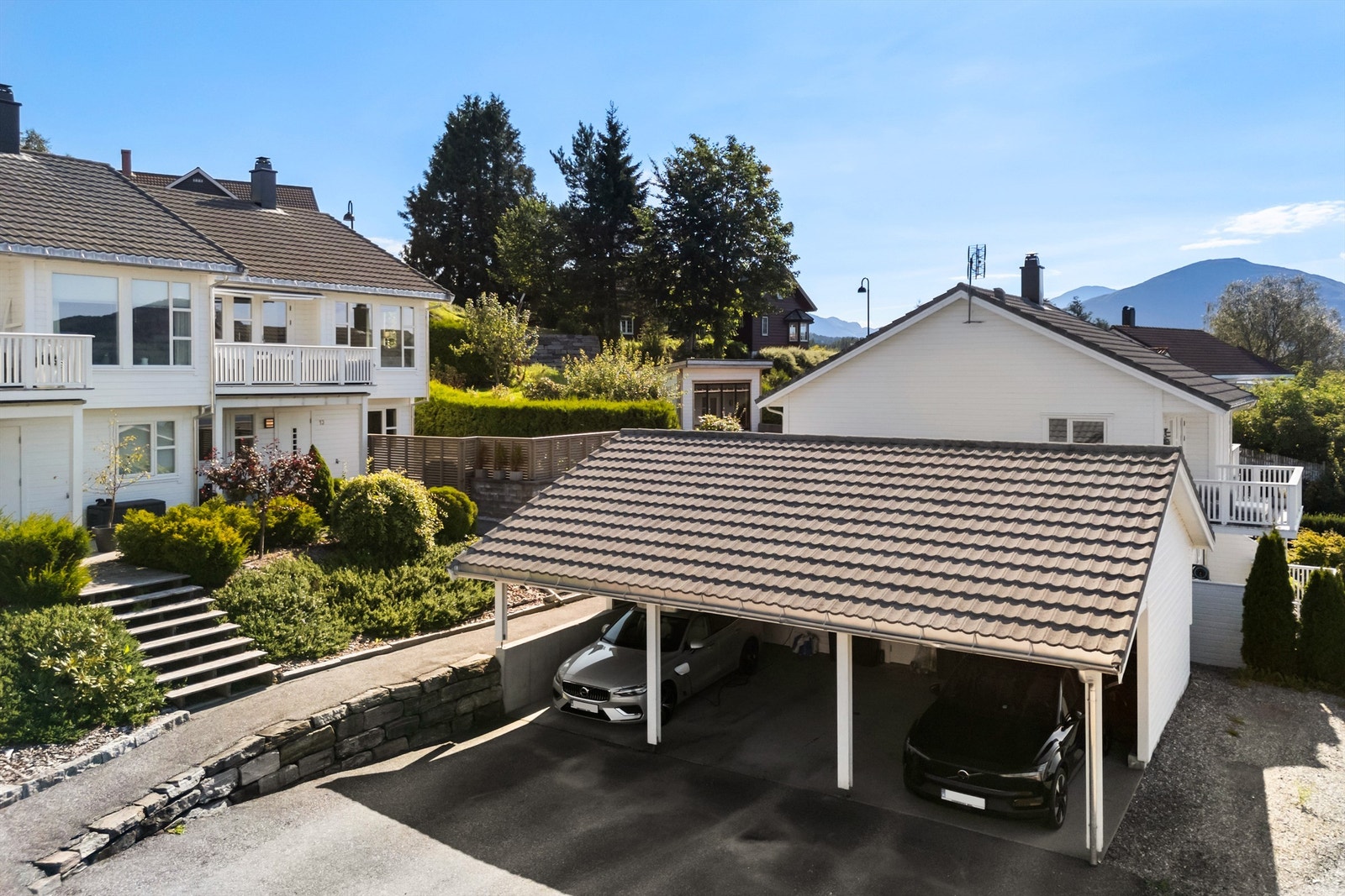 Carport lengst til venstre tilhører boligen. I bakkant er det etablert sportsbod med innlagt strøm Galleribilde