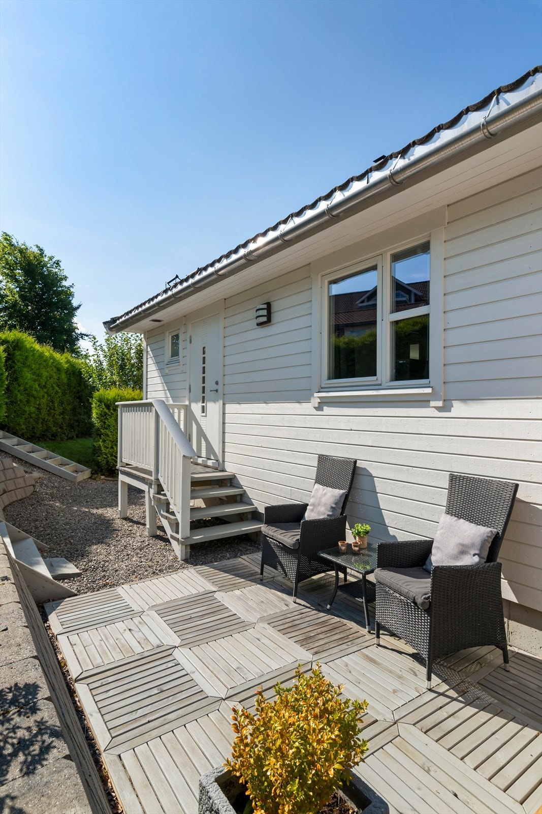 Uteplassen vender mot øst, med morgensol. Uteplassen er usjenert med hekk rundt Galleribilde