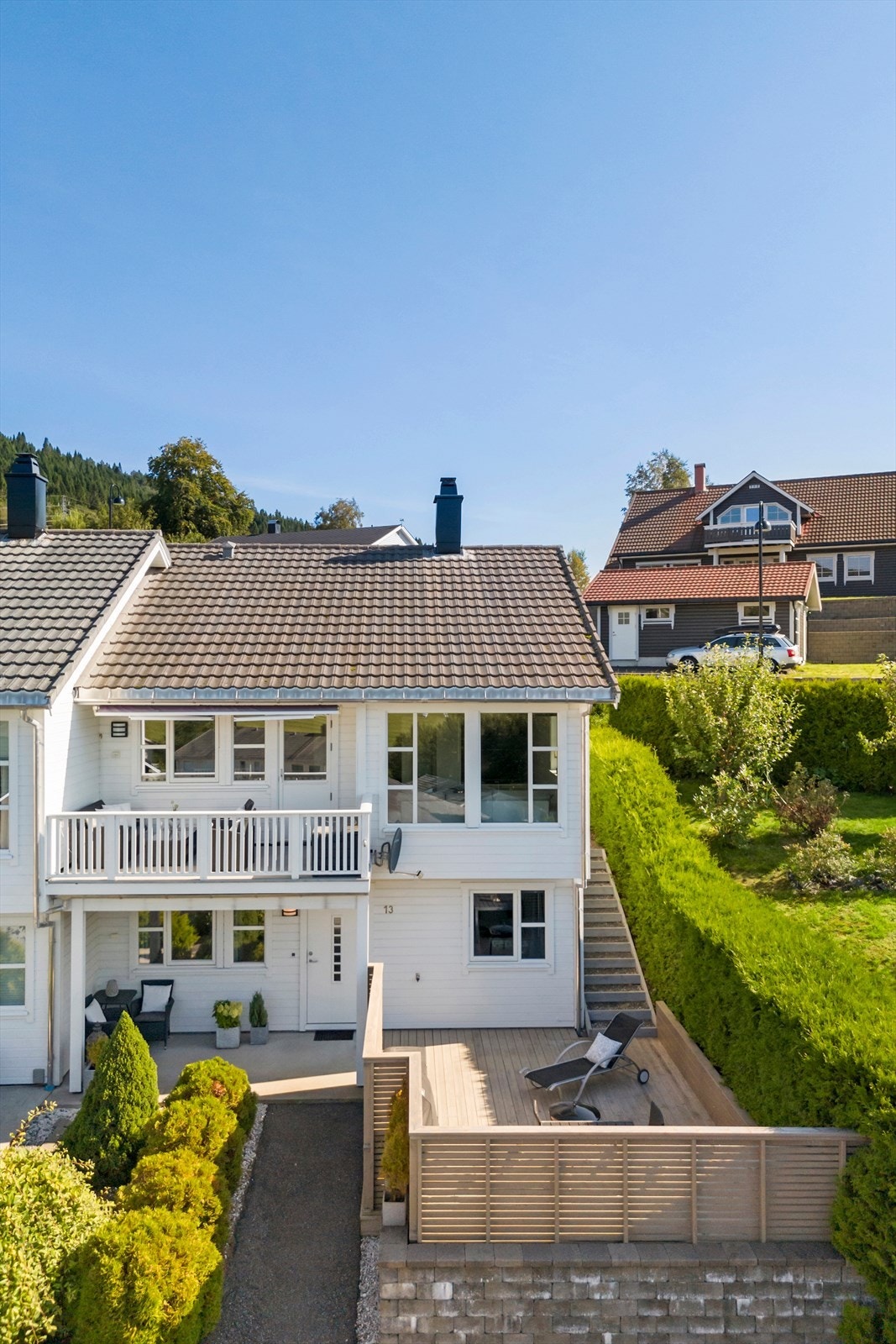 Eiendommen har svært begrenset innsyn med stor og godt skjermet terrasse på bakkeplan Galleribilde