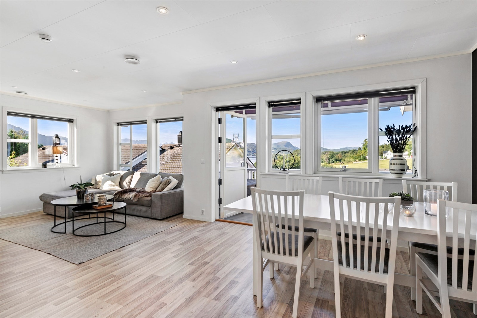 Velkommen til Korsveggarden 13 - En tiltalende enebolig i kjede, som går over to plan. Presentert av Krogsveen v/eiendomsmegler Robert T. Iversen Galleribilde