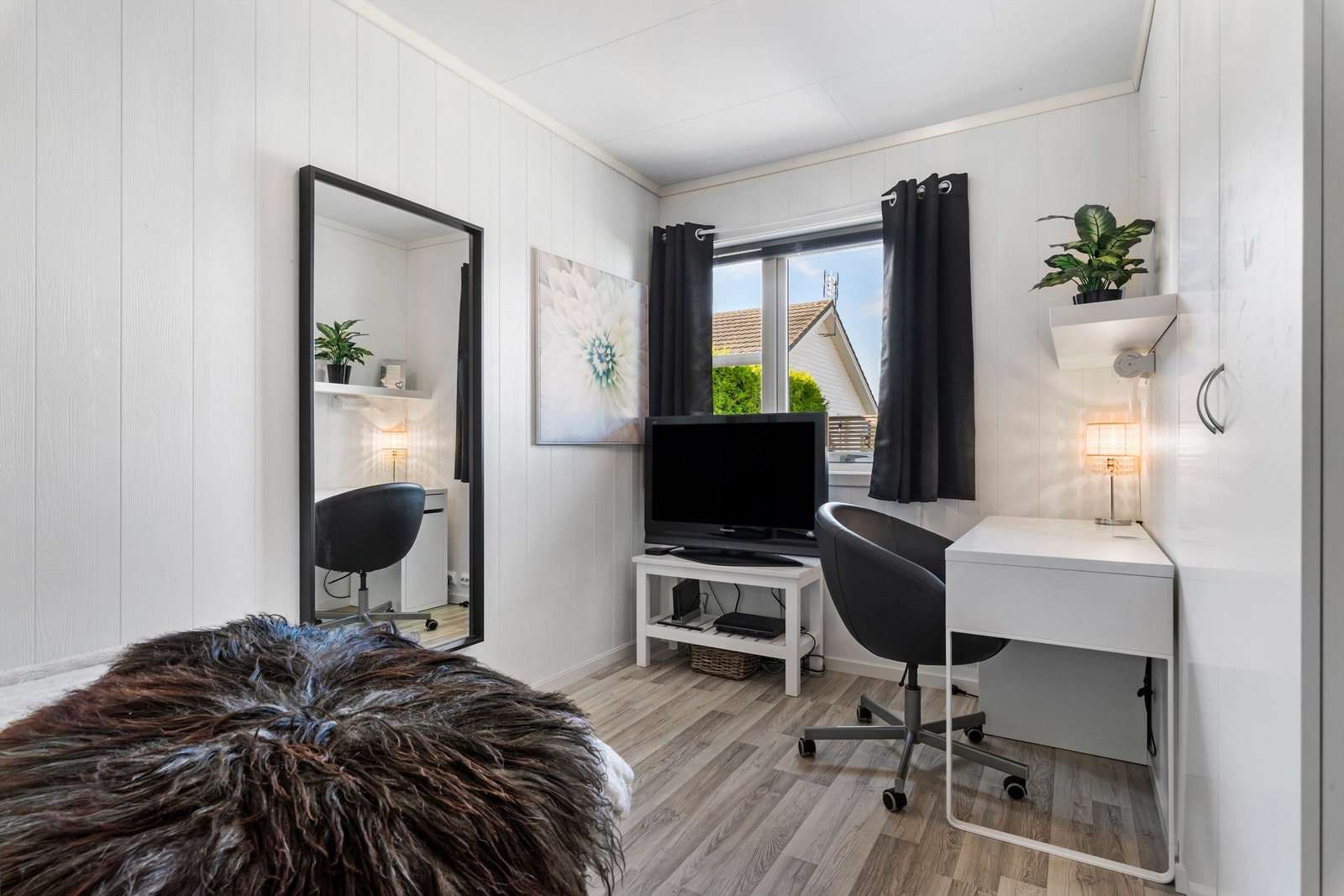 Soverom II: har i likhet med hovedsoverommet vindusflate mot vest Galleribilde