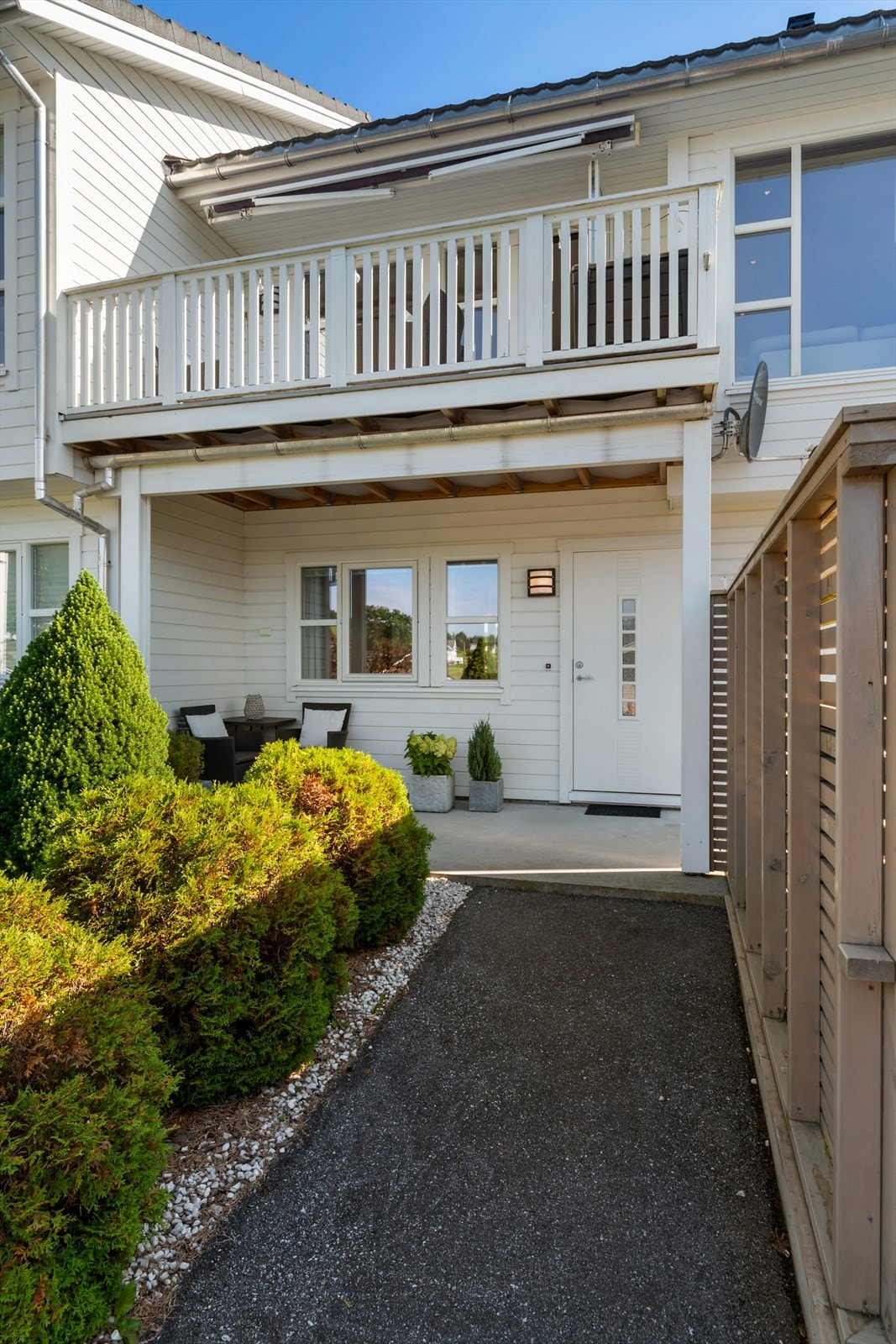 Boligen har et trivelig og delvis overbygd inngangsparti. Herfra er det direkte tilkomst til en pent opparbeidet og usjenert terrasse Galleribilde