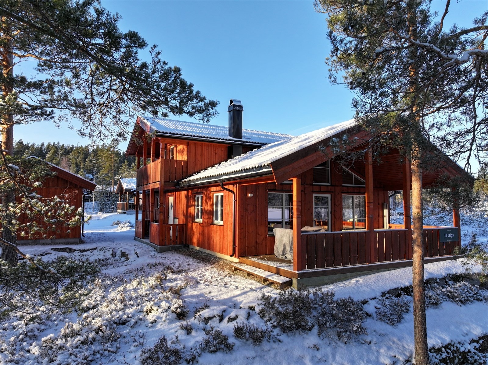 Her får du en nyere hytte over to plan, i et lite og familievenning hyttefelt bestående med spredt hyttebebyggelse. Galleribilde