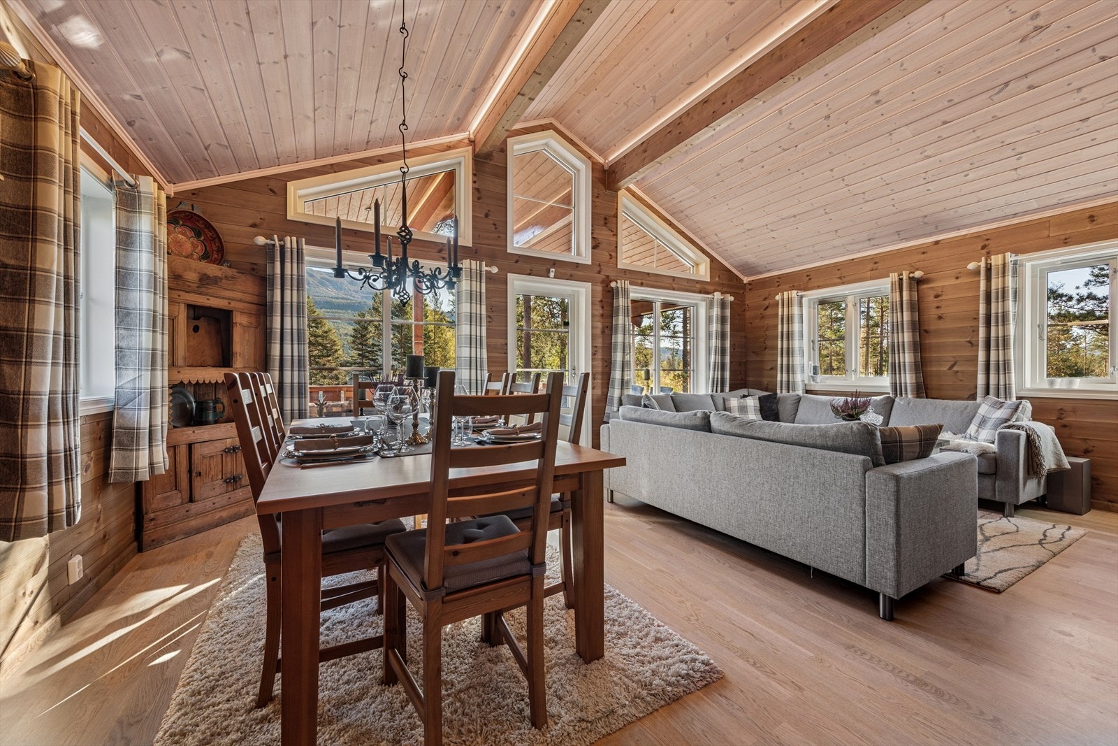 Stuens gode størrelse gir deg flere alternativer mtp møblering. Galleribilde