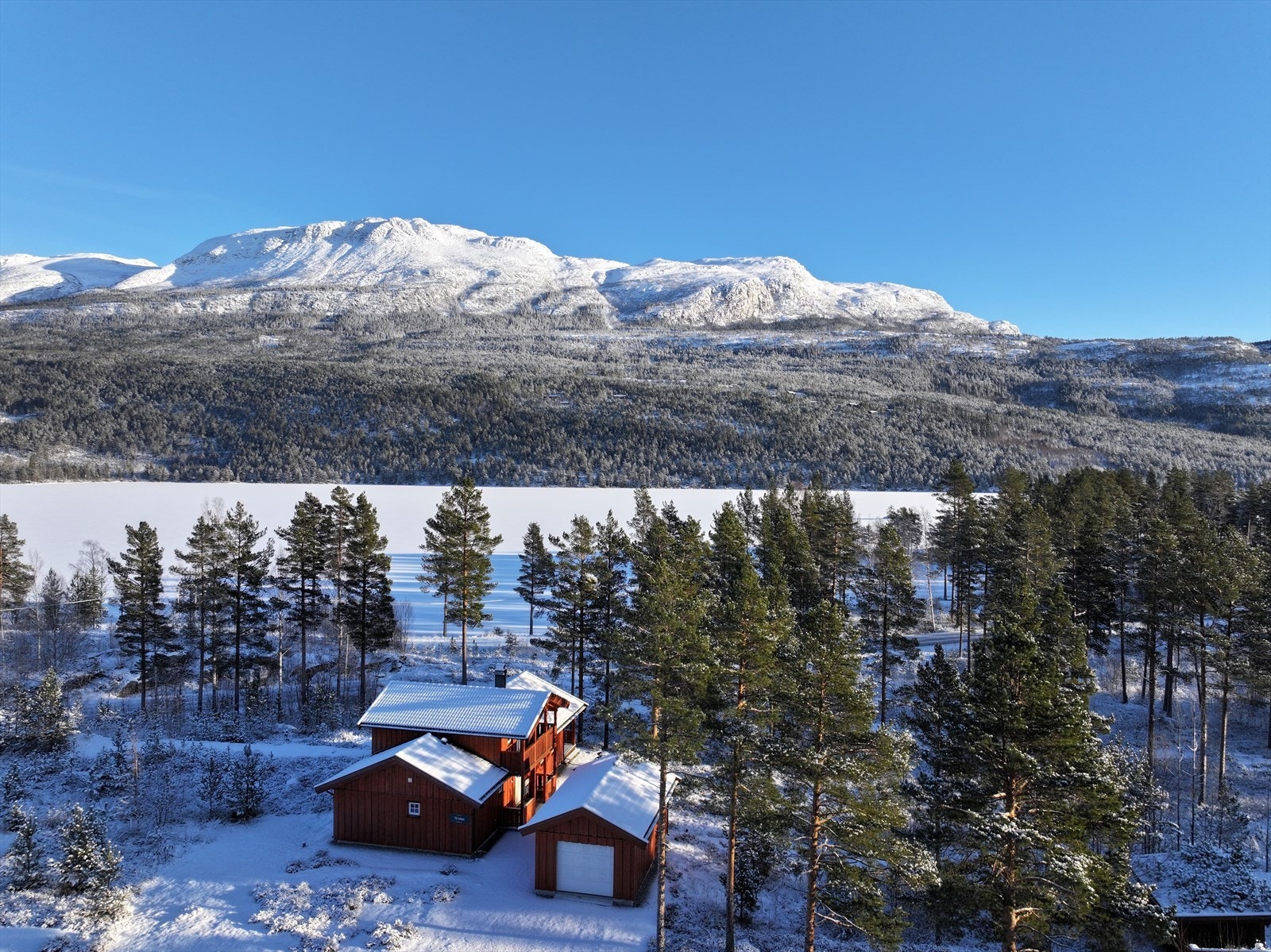Flott utsikt mot Blefjell og kort vei til badeplass og Blefjell camping. Galleribilde