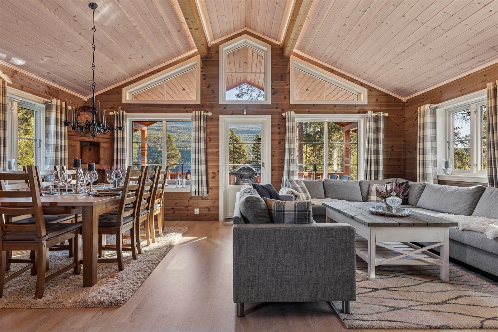 Romslig og flott stue med mange og store vindusflater som slipper inn mye naturlig lys. Galleribilde