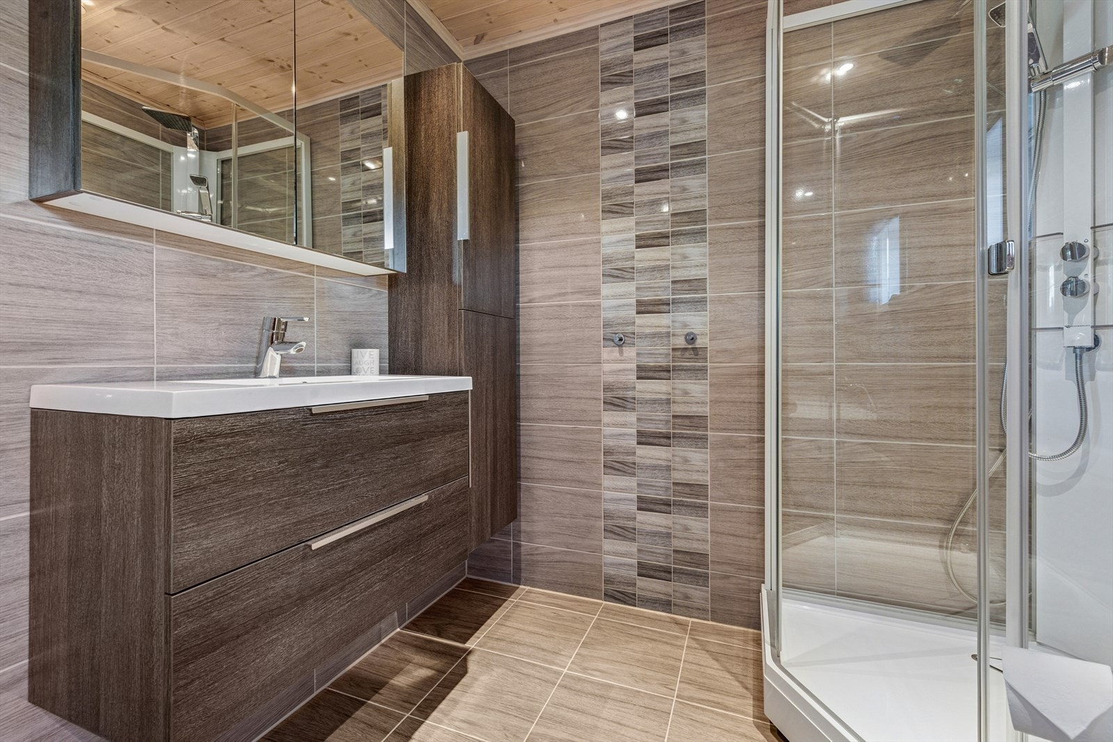 Det er to bad i hytta. Dette er det største badet. Galleribilde