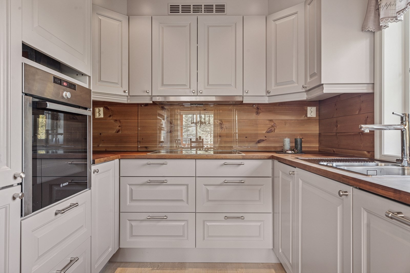 Lys og fin kjøkkeneinnredning med profilerte fronter. Galleribilde