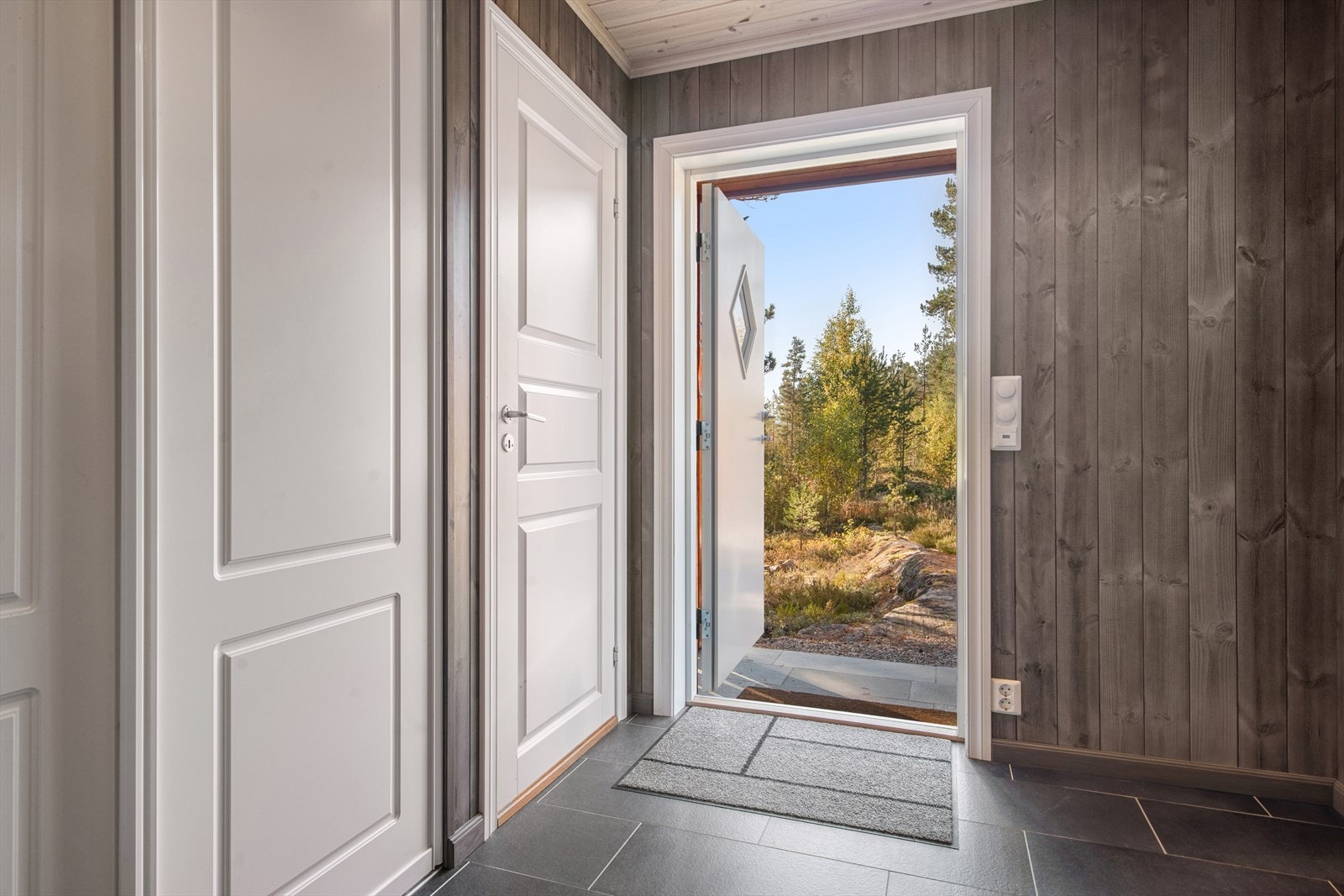 Her er det plass til å henge fra seg yttertøy og sette fra seg sko. Galleribilde