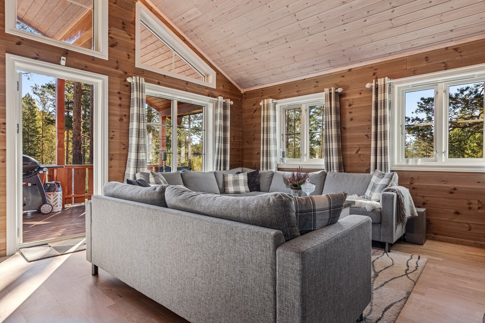 Fra stuen er det utgang til romslig, overbygd terrasse. Galleribilde