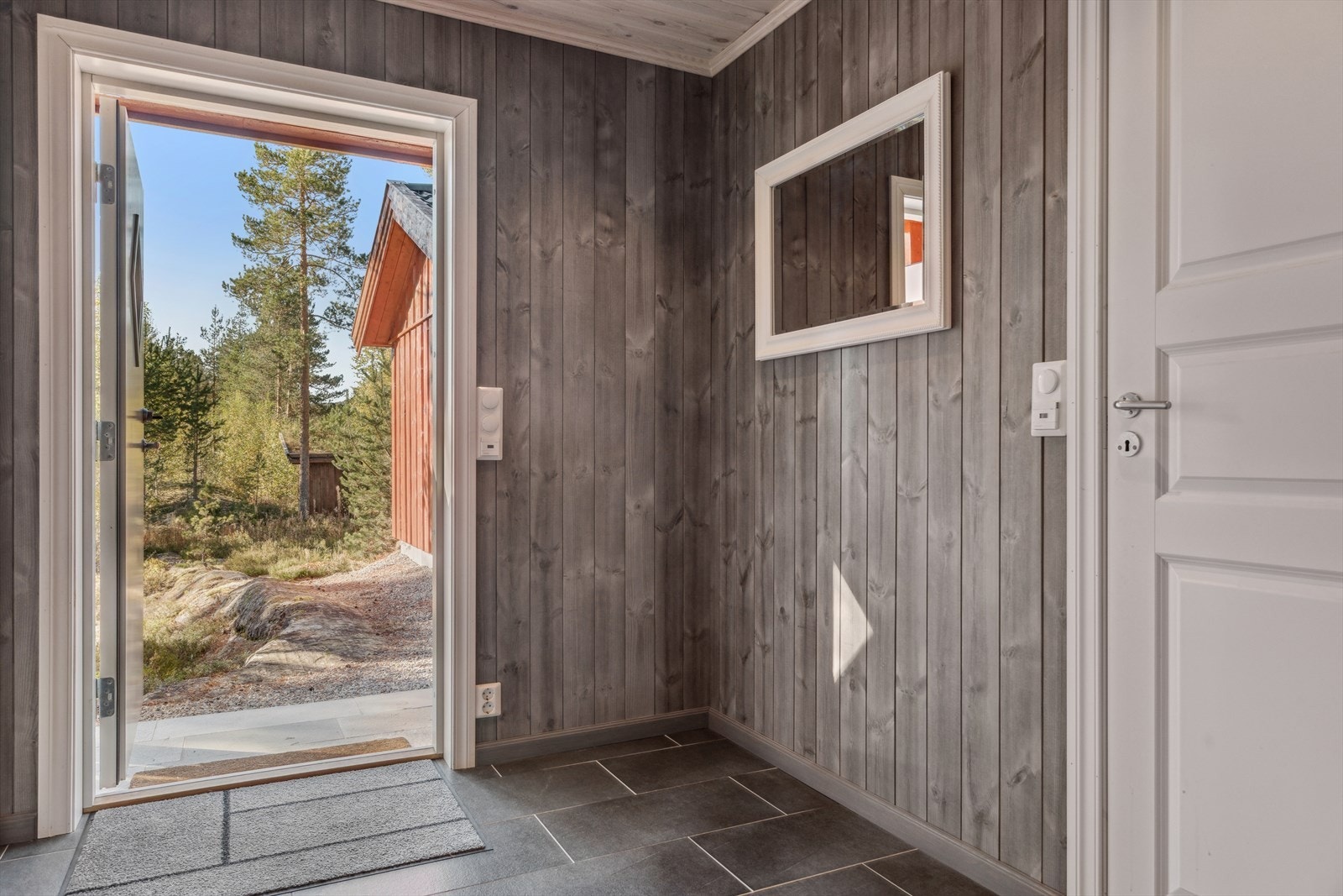 Her ønskes man velkommen inn i en innbydende og romslig entré med gulvvarme. Galleribilde