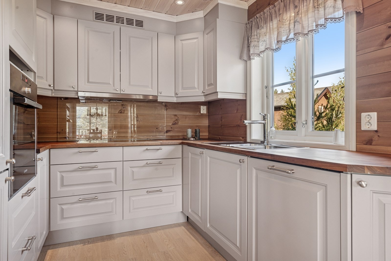 Benkeplate av heltre. Godt med skap- og benkeplass. Galleribilde