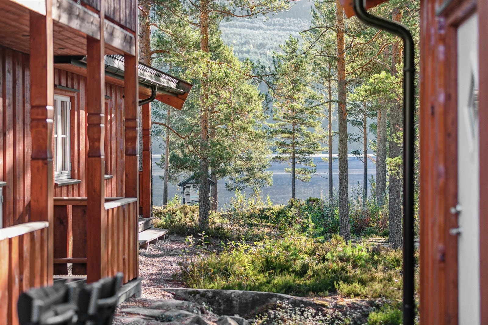 Idyll! Hytta ligger til i naturskjønne omgivelser med vakker utsikt, frisk luft og roen du bare finner i naturen. Galleribilde