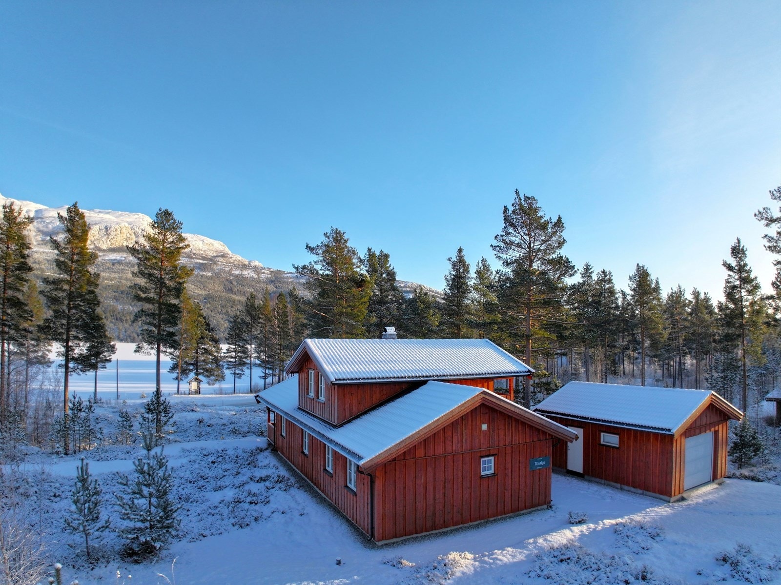 Her får du både natur og komfort! Stor garasje, solrik terrasser og god plass til både avslapning og aktivitet. Galleribilde