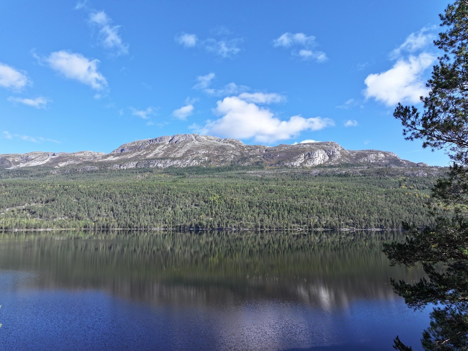 Området byr på flotte tur- og friluftsområder sommer som vinter med turstier, sykkeltraséer, fiskevann og ikke minst bademuligheter. Galleribilde