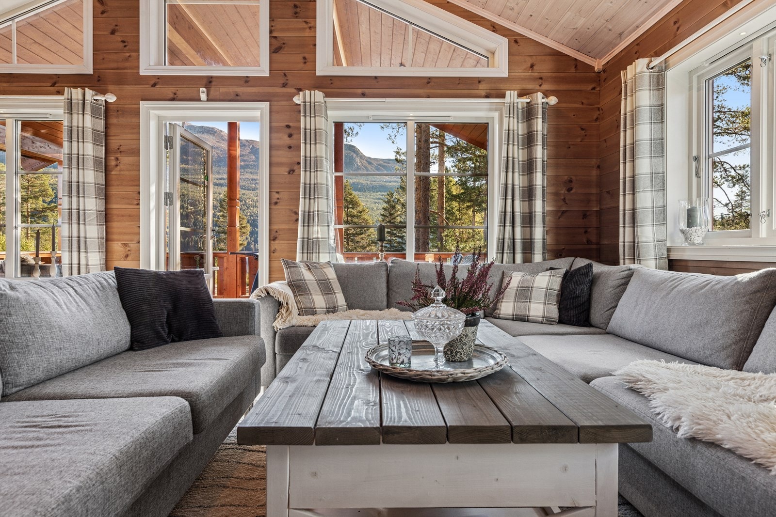 Romslig sofakrok for både avslapning og hyggelige sammenkomster. Galleribilde