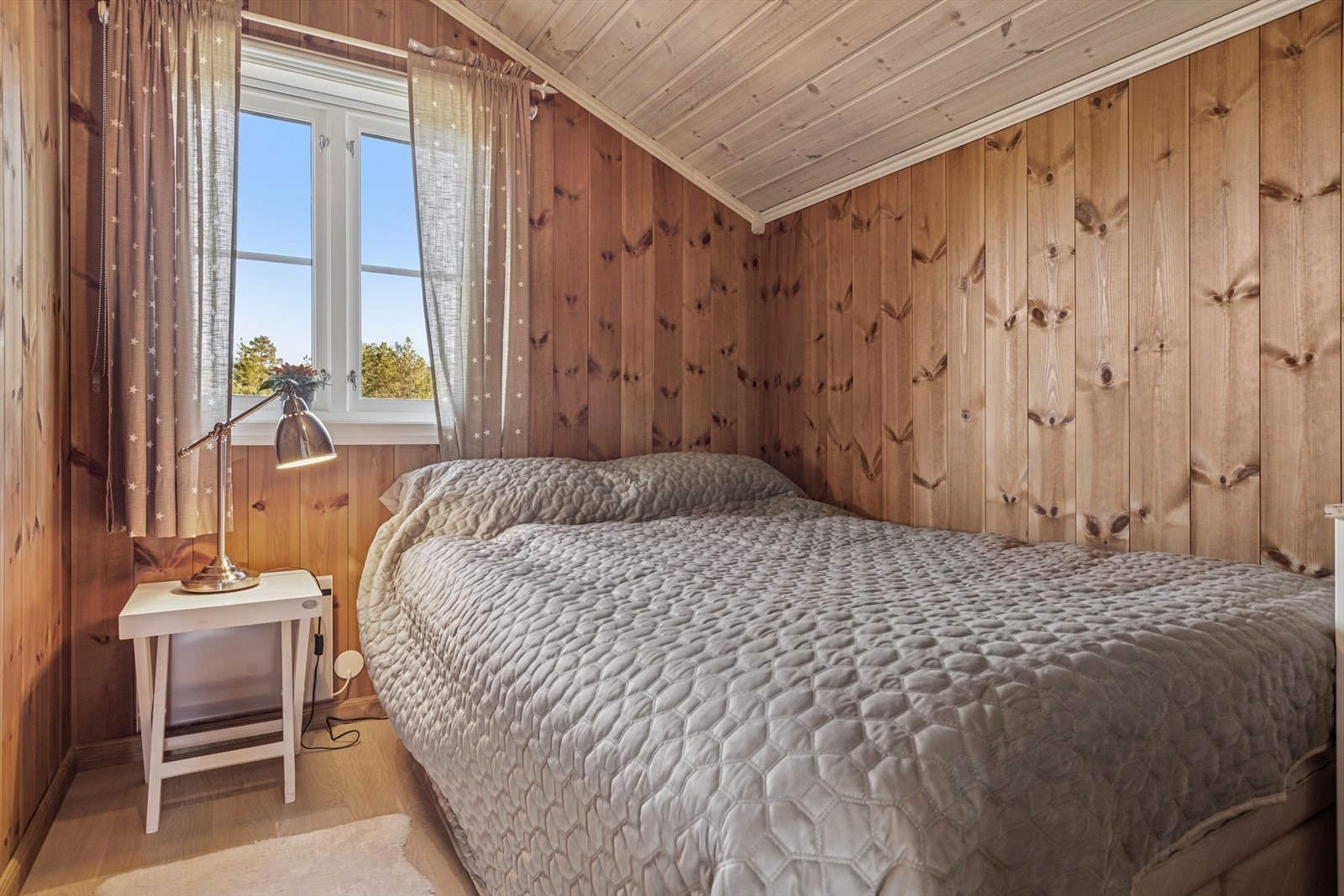 Soverom nr.3 ligger i 2. etg. med plass til dobbeltseng. Galleribilde